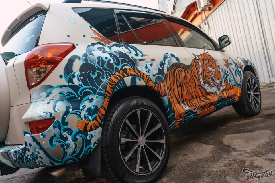 Демонтаж старой пленки и оклейка в винилографию Toyota RAV4. Вторая жизнь — новое лицо.